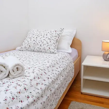 Apartment Znjan *